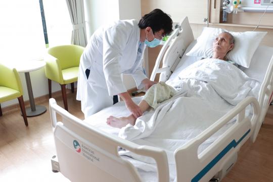 THE AMERICAN INTERNATIONAL HOSPITAL (AIH) SUCCESSFULLY REPLACED HIP FOR 91-YEAR-OLD PATIENT